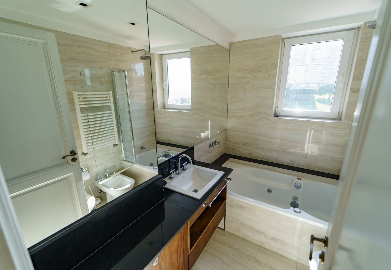 baño con jacuzzi