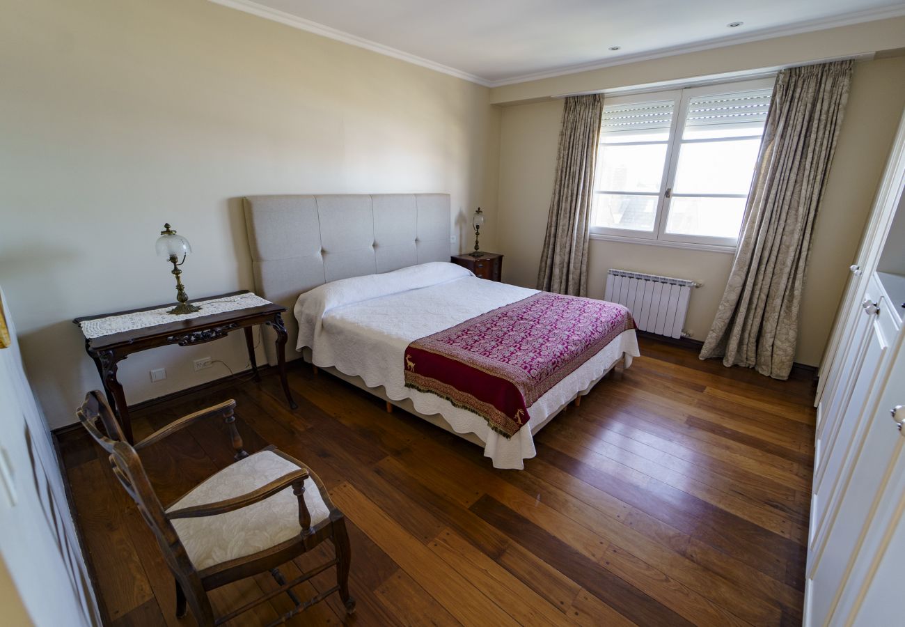 Dormitorio con vista al mar