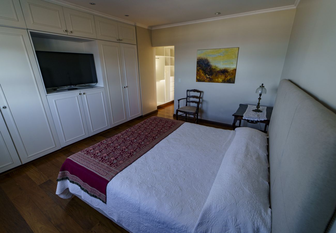 Dormitorio con vista al mar
