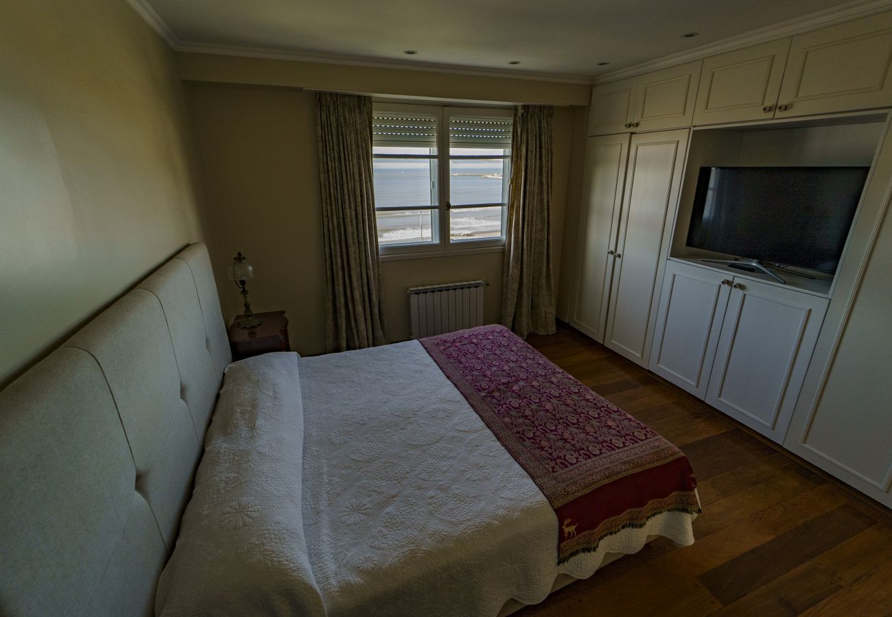 Dormitorio con vista al mar