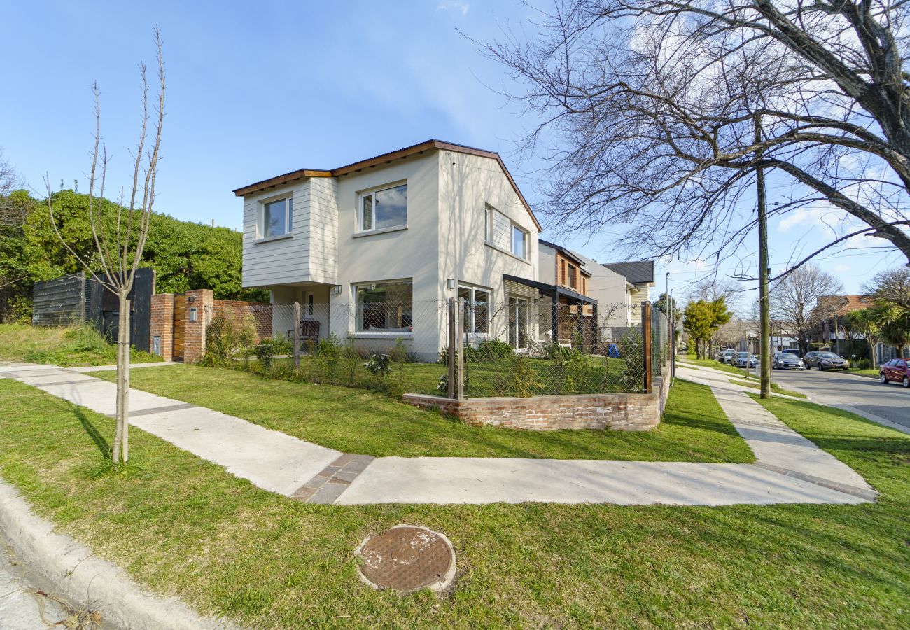 Exterior con jardín