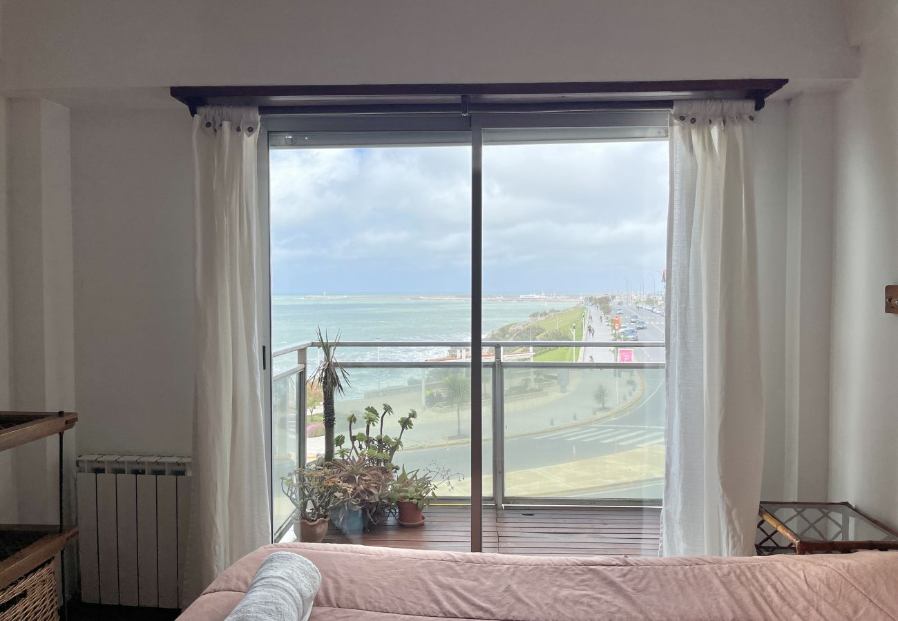 Dormitorio con vista al mar