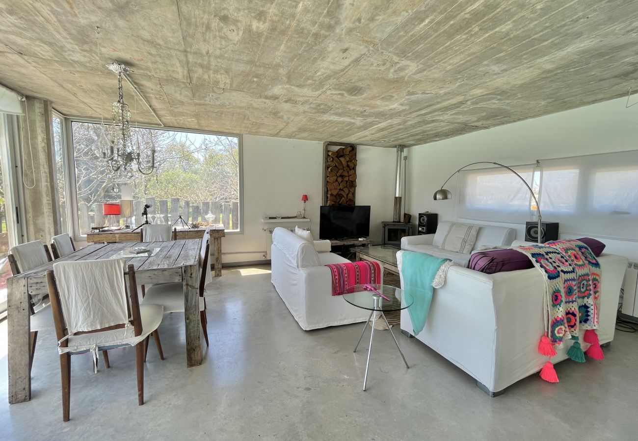 Casa en Mar Del Plata - Estilo Industrial  |  Casa Mariela  |  Hola Sur