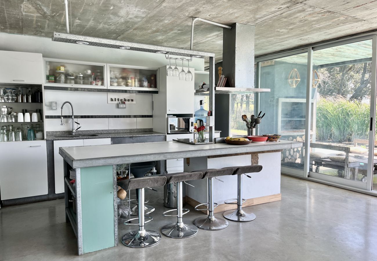 Casa en Mar Del Plata - Estilo Industrial  |  Casa Mariela  |  Hola Sur