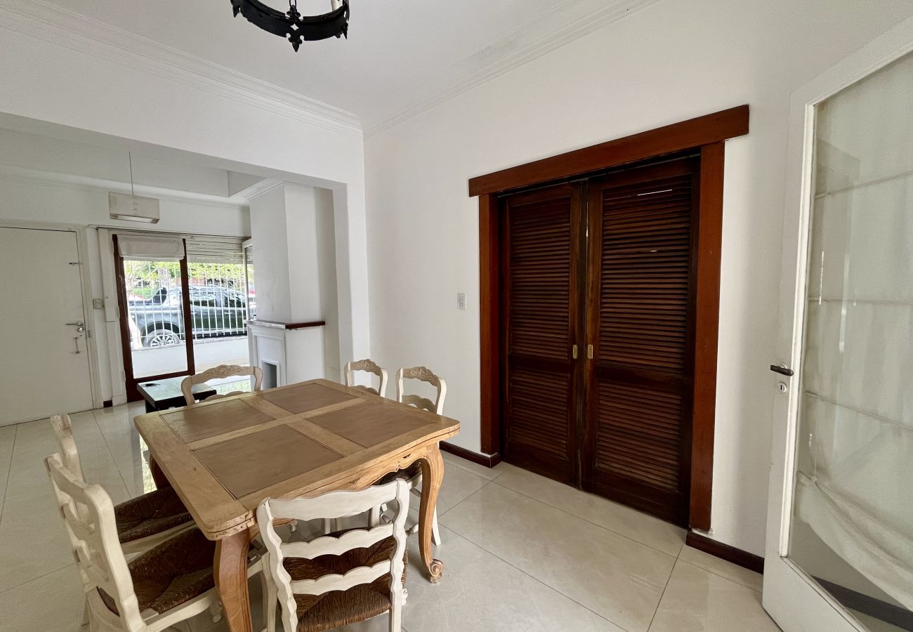 Villa in Mar Del Plata - Chalet 4 Ambientes + 2 Departamentos en Block, Bar