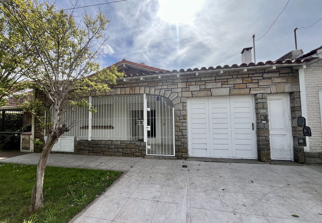 Villa in Mar Del Plata - Chalet 4 Ambientes + 2 Departamentos en Block, Bar